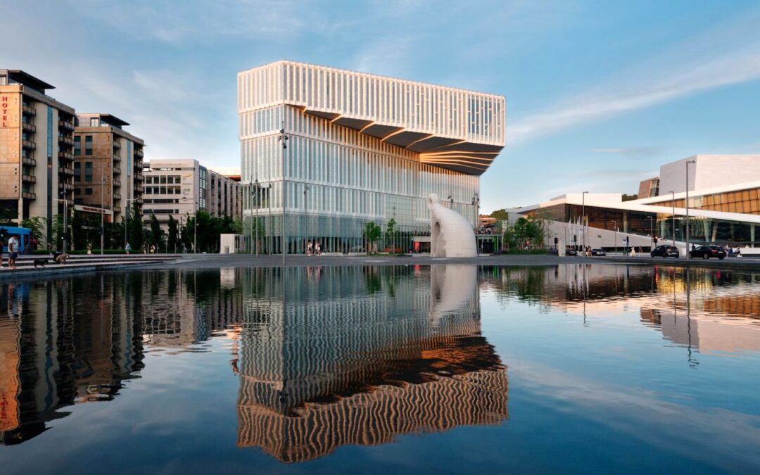 معماری خاص کتابخانه مرکزی شهر اسلو / مکانی فرهنگی برای دو میلیون بازدیدکننده از کشور نروژ