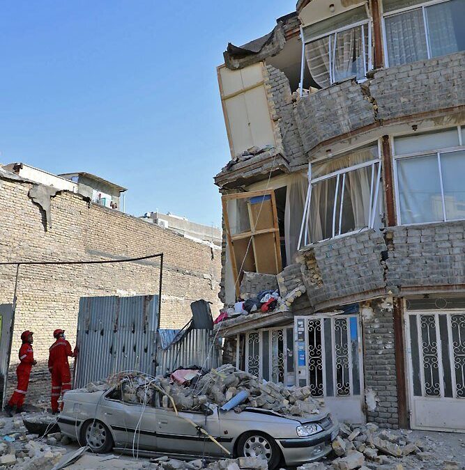 تخریب ساختمان ۳ طبقه در مشهد به دلیل گودبرداری غیراصولی